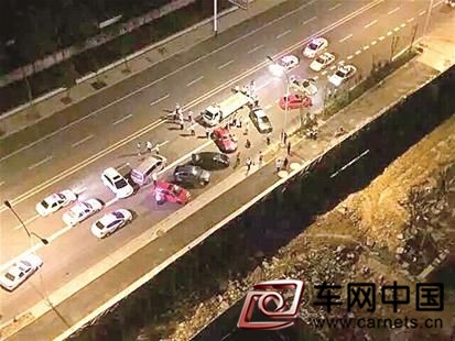 改装车公路上玩漂移被8辆警车逼停(图)