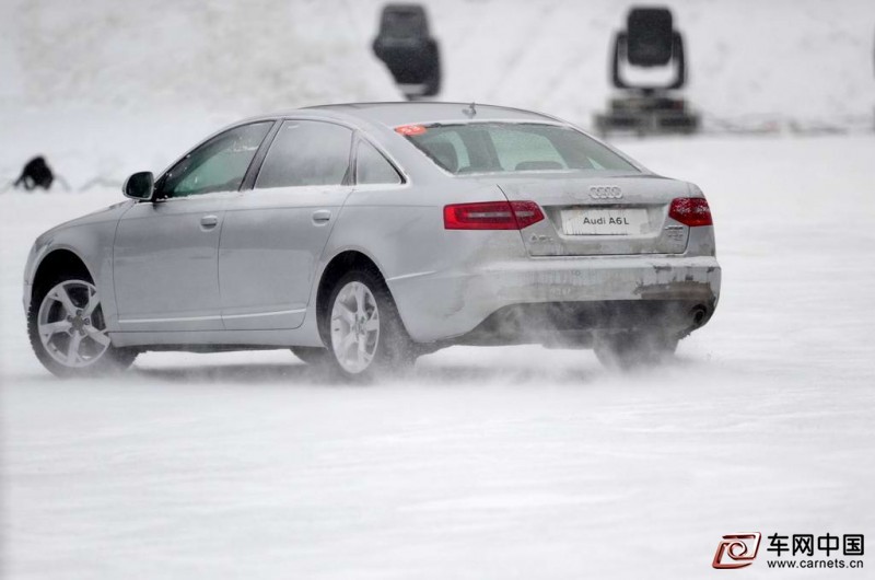 车网中国 综合新闻 2011年1月11日，一年一度的奥迪冰雪体验活动在长白山西麓正式拉开帷幕。与此同时，一汽-大众奥迪A6L在长白山脚下震撼发布2011年改款升级版。  白雪皑皑的长白山下，发动机的咆哮划破寂静，车轮卷起的雪花恣意飞舞，赛道上腾起的雪雾追随着尾灯的红色光晕——这是奥迪冰雪节上绚烂的一幕。车网中国作为奥迪摄影摄像合作伙伴，自08年以来，一直以数十人的精英团队报道一年一度的奥迪冰雪节活动。