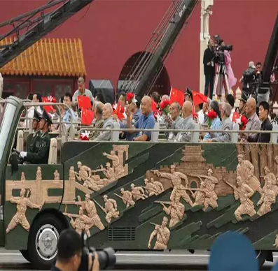 阅兵倒计时！首批履带重型装备装上火车