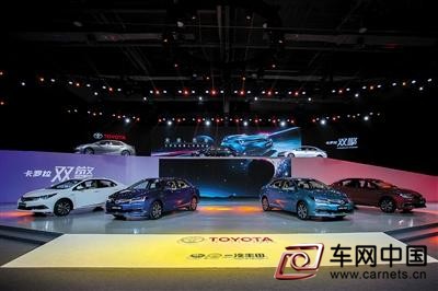 车网中国 综合新闻 当特斯拉、CT200h、EV200、卡罗拉双擎等来自不同生产厂家、风格迥异的新车型进入你的购车名单，也许你还没有意识到，一个崭新的汽车时代已经悄然而至，它不仅是汽车领域的技术变革，也是你生活中的一次观念革新。  与任何新技术的出现一样，新能源汽车的发展也经历了一个从无到有，从鲜为人知到逐渐普及的过程。从1834年世界上第一辆电动车的问世，到今年10月丰田混合动力汽车在中国的落地生产，人们对新能源技术在汽车领域应用的研究从未中断，正是这种“不忘初心”的精神和韧性，让新能源汽车从星星之火到燎原之势，成为汽车社会中不容忽视的领域。  Scene 1 迅猛发展  新能源之元年  2014年被称为中国新能源汽车的元年，这一年里，中国新能源汽车生产7.85万辆，销售7.48万辆，比上一年分别增长3.5倍和3.2倍;其中纯电动汽车产销比上年分别增长2.4倍和2.1倍;插电式混合动力汽车产销比上年分别增长8.1倍和8.8倍。  其实，对于新能源汽车这样的数据，业内并没有太多的意外。虽然中国的新能源技术起步并不早，2001年，新能源汽车研究项目被列入国家“十五”期间的“863”重大科技课题，并规划了以汽油车为起点，向氢动力车目标挺进的战略。从这个时候开始，在政策的支持下，各大汽车厂商、研究人员就开始不断推动“新能源”的发展和普及。  从去年开始，面对空气质量的不断恶化，新能源的推广力度也在不断加强。从地方的推动到中央的重视，新能源汽车的各项优惠政策接踵而至。对于消费者来说，以去年9月1日起不管国产还是进口新能源汽车免征车购税的政策为例，就大大拉近了普通老百姓和新能源汽车的距离。  同时，政策的扶持也让车企看到了商机，在新能源汽车元年，各种新能源汽车也层出不穷，特别是自主品牌的新能源汽车更是迎来了快速增长。据不完全统计，一年时间里就有来自比亚迪、众泰、北汽等生产厂家的数十款混动及电动车投入市场，与之对应的各项配套设施和新技术的使用也让新能源汽车迎来了销量的增长。  Scene 2 厚积薄发  不断提供成熟技术  10月，丰田拉开了混合动力技术国产化的序幕，并同时发布了卡罗拉双擎和雷凌双擎两款新车。丰田走到这一步也经历了一个漫长的过程。从1997年的混合动力车普锐斯问世，到2005年普锐斯进入中国，再到今年的卡罗拉双擎和雷凌双擎与中国消费者见面，丰田用10年时间逐步完成了积累，实现了“油电混合双擎动力总成”的国产。  其实在新能源领域，像这样的坚持并不鲜见。前不久，上汽集团也发布了品牌的新能源战略。从2001年就开展新能源汽车研发的上汽，几乎是从零起步，历经十几年的发展，在电驱、电池和电控三项核心技术上都取得了一定的成就。上汽集团总工程师程惊雷介绍说，在过去的几年当中，上汽在新能源方面已经投入超过60亿元。  一直钟情于纯电动汽车发展的北汽，在2009年挂牌成立后，也陆续推出E150EV、EV200、ES210等多款产品，在续航里程和使用的便捷性方面逐步提高。为了保障作为电动汽车核心部件“电机”的可靠性，北汽新能源与大洋电机合资建立了北汽大洋电机工厂，专门为北汽新能源汽车提供电机。而其目前采用的三元锂电池，也是经过了与磷酸铁锂电池不断的比较之后才应用在众多车型上。  车企们的坚持也逐步得到消费者的认可。在日前召开的第17届中国国际工业博览会上，工信部副部长冯飞表示，中国新能源汽车已经进入到高速发展时期，今年产量大致能达到20万辆左右，居世界第一，下一步还将呈现快速发展势头。  Scene 3 路途坎坷  推动深化仍存问题  购买新能源汽车之所以有些“无奈”，是因为新能源车主也一直面临很多困扰。  以绕不开的充电桩问题为例，充电桩不足势必会让消费者陷入“里程焦虑”，以至于不少人感叹“号牌易得，充电桩难求;买了电动汽车，却装不了充电桩”。有调查显示，正因不安于充电时间过长、配套设施不完善，很多消费者对购置新能源汽车忧虑重重。  数据显示，截至2014年年底，国内共建成充换电站780余座，交流充电桩约3.1万个，为超过12万辆电动汽车提供充换电服务。而今年，随着各类鼓励充电设施的相关文件落地，多家企业推进充电行业的速度也在加快。今年9月，宝马推出“Charge Now”的即时充电项目，计划年内将在国内四个主要城市建设500个即时充电桩，乐视宣布投资数千万元入股国内首个新能源汽车综合服务运营商“电桩”。而在此前，电动车企特斯拉曾在华建设了超过500个充电桩，其还与民生银行签订协议，再建设400个充电桩。北汽今年的计划则是在北、上、广、深布局并完成1万个自建公共充电设施。  充电桩建设的不足给消费者带来的障碍，只是新能源汽车使用中的一个缩影。各种问题使得新能源汽车的实际销售量，与主管部门此前的预期之间存在着较大的差距。曾有数据显示，从2013年的1月到2014年的9月底，国内39个新能源汽车推广应用城市中，累计出售的新能源汽车才3.86万辆。  一方面是国家的大力支持，另一方面是并不太好看的销售数据。对于新能源汽车来说，路途遥远，仍需要不断地积累和改变。给消费者提供更多的购车选择，打破地方保护壁垒，同时让新能源汽车在优惠政策逐渐退坡的情况下能够生存，不再出现盈利难的困境，才是新能源汽车真正走向市场并发展起来的重要标志。  Scene 4 迎来机遇  自主品牌将成主力军  10月，在全国节能与新能源汽车产业发展推进工作座谈会上，国务院总理李克强表示，加快发展新能源汽车，是为了促进环保，带来新的经济增长点，也能够促进汽车产业转型升级，并让自主品牌有机会在国际竞争中提升影响力。  近日，工信部正式披露了《<中国制造2025>重点领域技术路线图(2015年版)》，其中节能与新能源汽车成为十大重点发展领域之一，而自主品牌则成为实现我国新能源汽车产业加速发展的主力军。根据上述路线图，2020年中国新能源汽车的销量将达到汽车市场需求总量的5%以上;自主新能源汽车年销量突破100万辆，市场份额达70%以上，打造明星车型，进入全球销量排名前十。  有专家表示，这一目标的实现需要前提，即需要企业在技术、产品研发等领域做到真正投入，以及基础设施的加速完善。目前，外国车企在中国的合资企业主要负责制造，车辆技术、配置等关键性资源仍掌握在外方手里，这对中国的汽车工业造成了巨大的冲击，而新能源汽车作为新兴的经济增长点，无疑给了中国车企重新振作的机会。9月30日，特斯拉、宝马进入北京第四批新能源汽车摇号目录，但不享受“中央+地方”双重补贴。从目录来看，新能源补贴也更偏向于比亚迪、吉利、北汽新能源等自主品牌。最近一段时间自主品牌车企密集发布的新能源战略，让新能源汽车的市场显得异常活跃和充满希望。但是，政策的支撑对新能源汽车特别是自主品牌的扶持并不能永久持续下去，根据规划，国家对新能源的补贴将逐渐退坡，自主品牌如何掌握核心技术成为新能源汽车能否拉动中国汽车工业的关键。  如果说，2014年是新能源汽车的元年，很多人更愿意把2015年称作新能源汽车集中爆发的一年，这一年，新能源汽车的产量预计可达20万辆，居世界第一。新能源汽车如此迅猛的发展离不开多年的积累和努力，但同时发展新能源汽车仍然需要“不忘初心”的冷静和脚踏实地的前行。