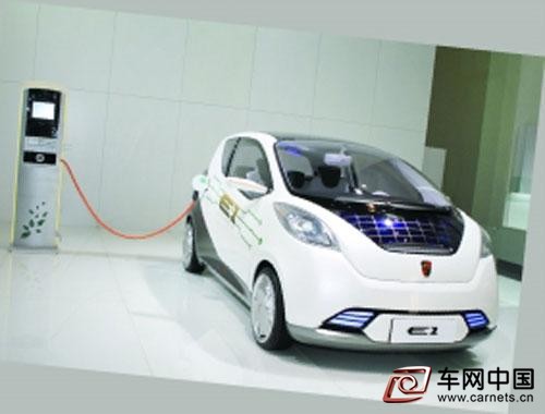 车网中国 综合新闻 近日，记者从惠州市发改局方面了解到，截至10月中旬，惠州市共推广应用新能源汽车971辆，比今年初增加了700多辆;建成充电桩357个，车桩比例达到了《惠州市新能源汽车推广应用实施方案》中关于3：1的要求，已能初步满足当前新能源汽车的充电需求。  根据省政府此前下达的任务，到2015年底惠州全市新能源汽车推广总量要达1500辆。惠州将重点推进新能源汽车在公交、出租、公务用车、环卫、邮政快递、私人六大领域的应用。对于充电桩不够用的问题，惠州计划加快相关配套基础设施建设。目前惠州的充电桩主要分布在惠城区范围内，其他县区也已建有一定数量的新能源汽车充电桩，并还有一部分充电设施正在加快建设中。  建充电桩可获用地用电和补贴支持  市发改局相关负责人介绍，为加快充电设施建设步伐，惠州出台了《惠州市新能源汽车充换电基础设施建设实施细则(暂行)》，对有实力、有经验、有意愿参与惠州充电设施建设和服务的运营商在规划、土地、用电、财政补贴等方面均予以支持，通过营造积极开放的政策环境吸引充电设施建设和服务运营商来惠州投资建设，以此快速推进充电设施建设。  对于市民反映的充电基础设施建设选址应广泛征求民意的问题，市发改局回应称，为加快惠州新能源出租车充电设施配套建设，去年11月市交通运输局就牵头编制了《惠城中心区新能源出租车充电桩布点规划》，并按照规定在网上进行了公示，面向社会征求意见。该局表示，在今后的有关充电设施建设布点规划方面，也会按照相关规定进行对外公示、征求意见。  多部门合力推进充电设施建设  记者了解到，国务院前不久印发了《关于加快电动汽车充电基础设施建设的指导意见》，要求“加强专项规划设计和指导”，对充电设施建设提出了明确的规划设计要求。对此，市发改局称，在此之前，惠州先后出台了《惠州市新能源汽车推广应用实施方案》、《惠州市新能源汽车充换电基础设施建设实施细则(暂行)》等系列文件，已对充电基础设施规划和建设提出了相关建设原则和要求。  据介绍，接下来，待省出台有关的配套文件后，惠州将严格按照国家和省的要求积极加强相关专项规划设计和指导，并将形成以发展改革、住房城乡建设、国土资源、财政、公安等部门各负其责的协调机制，以此合力协同推进惠州充电设施建设。  市发改局方面表示，新能源汽车属于新生事物，处于推广应用阶段，尚不能完全满足用户的需求。惠州将按照国家的有关要求，抓好有关政策落实，积极推进和完善新能源汽车相关配套设施的建设。