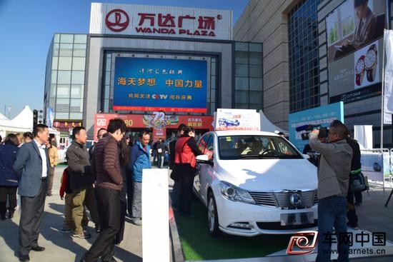 车网中国 综合新闻 中国最大规模新能源车展“首届全国限购城市新能源车体验巡展”横扫北京、天津后，本周末再下一城驶入上海。11月21日至22日，在上海最大主流媒体“新民晚报“联合主办和支持下，巡展第三场上海站将在五角场万达广场乘胜举办。  此次上海站将更加注重现场集客、现场销售，提供专业顾问巡回配合销售，现场介绍新能源用车知识及购车、补贴流程，通过新能源车与燃油车购车优惠、上牌手续、用车成本3方面的对比，坚定消费者购买新能源车的信心，并现场提供POS机、网银、现金等多种缴费方式，构建便捷收费绿色通道，提供新能源购车一条龙服务，加快购车流程。  由中国汽车工业协会主办，中国品牌汽车联盟、正点未来营销策划机构、电动邦和车云网联合主办、各大新能源厂商全情参与的此次车展，与“2015国际汽联电动方程式锦标赛(北京站)”一月前在鸟巢同时起航，达成10万人观赛的巨大体量，一举秒杀中国新能源车展现场观展人数之最;并将其后横扫天津，掀起2015中国新能源汽车推广的最强风暴。  本次上海站亦将携中国主流新能源车企的热门车型如上汽荣威550 Plug-in、北汽新能源绅宝ES210、EV200、奇瑞EQ、江淮iEV5、比亚迪腾势等共同出击，对深受限购之扰、免费免摇号上牌新能源车型感到如饥似渴的上海购车用户带来巨大的吸引和一站式选购的快感。  上海市场是中国新能源车企高度重视的关键市场，只有新能源汽车才能享有上海牌照(不摇号)、免车购置税等综合优惠政策，使得上海成为新能源车型的兵家必争之地。今年前10月，上海市场新能源汽车上牌26165辆，已销售的新能源车达37324辆，占全国总量的15%，在去年率先实现万辆新能源汽车推广的基础上创下新高。  为了配合上海站的开展，巡展联合主办单位、新能源车线上及电商销售专家电动邦，将拿出丰富多彩的现场购车大礼包和资源补贴，并通过网上集客组织高意向看车团，现场举办网络摇号、团购、竞拍、秒杀等促销活动炒热现场氛围，为消费者和参展商提供电商集客漏斗和助力，促成订单达成。  本次新能源巡回展还与华尔街英语合作，在活动现场加入少儿英语体验并赠送千元优惠课程，还有趣味小课堂、创意绘画赛、欢乐合影等活动，观众更有机会赢取外籍教师1对1培训课程。