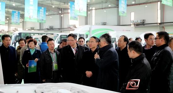 车网中国 综合新闻 12月18日-19日，沃特玛新能源汽车产业创新联盟第一届年会暨新能源汽车推广研讨会在陕西渭南召开，吸引了400多名产业界代表前来参观考察。一只似乎看上去并不特别显眼的蝴蝶，正破茧而出。  一路飘红的新能源汽车  曾有环保人士疾呼，当今，机动车尾气污染已成大气污染的罪魁祸首，占比达到甚至超过70%。  先看南方一家权威媒体测算出一辆汽车的污染指数：  碳排放量(公斤)=油耗公升数×2.7。即，一辆轿车一年排出有害废气比自身重量大3倍，且还在不断消耗着不可再生的石油资源。而尾气中一氧化碳和人体红血球中的血红蛋白生成的碳氧血红蛋白，能造成人体内部缺氧，危害中枢神经系统，重者失去意识，危及生命。  汽车尾气多排放在1.5米以下，因此，儿童吸入的汽车尾气量为成人的2倍。长期吸入这些气体，可发生贫血、眼病、肾炎等“城市儿童交通病”。当血液中铅的浓度100毫升超过36微克时，约有二分之一的儿童智力会发生障碍。  随着国家节能减排主流方向的明确，新能源汽车不但已经吹响了“弯道超车”的号角，而且将重新定义汽车产业，中国汽车产业此次机会千载难逢。  2015年上半年，仅国家部委就新出台了近10项新能源汽车鼓励支持政策，包括减免新能源车船购置税、开放电动乘用车准入等。下半年，政策对新能源汽车产业的支持更是持续给力：9月，李克强总理部署加快电动汽车充电基础设施和城市停车场建设;10月，《国务院办公厅关于加快电动汽车充电基础设施建设的指导意见》出台，国务院密集出台支持新能源汽车产业发展政策措施。  工信部发布的数据显示，根据机动车整车出厂合格证统计，11月我国新能源汽车生产7.23万辆，同比增长6倍。“中国新能源汽车已经进入到高速发展时期，今年产量大致能达到20万量左右，居世界第一，下一步还将呈现快速发展势头。”工信部副部长冯飞表示。  一个联盟的绿色梦想  在沃特玛新能源汽车产业创新联盟理事长、深圳市沃特玛电池有限公司董事长李瑶看来，尽管国家密集出台的一系列扶持政策，但新能源汽车的落地普及仍面临诸多困难，单纯的产品优化难以解决现有问题，提供切实有效的整体方案和运营模式成为发展起爆点。  2013年10月，深圳沃特玛联合民富沃能等动力电池、电机、电控驱动系统、动力总成、充电设备、运营平台等企业、大专院校及科研机构，发起成立了沃特玛新能源汽车产业创新联盟。该联盟的核心任务是充分利用企业的技术研发中心，重点实验室和工程技术中心的科研条件，建立协作机制，围绕电池、电机、电控、动力总成等核心零部件及其关键技术，从新材料、新结构、新动力、新工艺、新模式五个方面打造中国未来新能源汽车产业。  借助国家新能源汽车政策东风，沃特玛创新联盟驶入快车道。  ——开展“产、学、研”联合开发模式，占据前沿技术优势。在纯电动客车研发过程中，与捷迈、英威腾及渭南、无锡等政府新能源车推进部门，展开深层次技术交流与合作，实现合作多赢。  ——行业领先的新能源车核心零部件企业联合创新。沃特玛创新联盟聚合电动汽车行业核心零部件横向、纵向前3名，掌握新能源汽车的电机、控制器等关键核心技术，使电动汽车行业不再像传统汽车那样受制于国外。前不久，沃特玛推出了新升级的磷酸铁锂电池成组结构，该结构具备单体电芯、模块保护功能，突破了电池防水难题，并通过国家新能源机动车产品质量监督检验中心的严格检测。  ——打造双锁共赢，全面市场推广：锁定国家补贴，锁定用户使用传统燃油车的消费成本，在国家补贴的支持下，打造一个不依赖地补又不高于传统燃油车成本的电动化方案。  强强联合，沃特玛创新联盟将商业模式创新引向深入。2015年，沃特玛创新联盟推出了物流车电动化解决方案，并于当年与东风汽车联合开发、生产3吨物流车5000台。10月份，东风汽车公司纯电动专用车销量就达到4106辆，同比增长107倍，东风汽车由此跃居新能源物流车行业前列。  2015年11月，沃特玛创新联盟与新能源客车行业先锋五洲龙达成战略合作伙伴关系，在纯电动客车的开发制造等领域开展合作。根据协议，五洲龙位于深圳、沈阳、重庆的生产基地为沃特玛生产制造5000台纯电动客车，由联盟的运营平台公司——深圳市民富沃能新能源汽车有限公司在全国运营。  目前，联盟企业超过300家，产值超过千亿元人民币，成为新能源汽车产业不容忽视的新力量。在2015年12月18-19日举办“沃特玛新能源汽车产业创新联盟第一届年会暨新能源汽车推广应用经验交流大会”上，首批入驻沃特玛新能源产业园的企业签约，联盟企业代表集体宣誓，“以打造中国汽车强国之梦为己任，为构建人类最佳居住环境而奋斗!”  一套创新的商业模式  作为业内的绿色先锋，沃特创新联盟的力量在彰显。  针对中国新能源汽车推广应用的6大瓶颈(购置投入大、折旧成本高;充电时间长、续航里程短;配套要求高、依赖性较大;维保成本高、自主性较低;安全管控难、风险成本高;营运效率低、考核要求高)，创新联盟通过技术创新、模式创新、管理创新，于2014年推出了“整车租售，八年质保，固移并举，充维结合”的城市交通电动化创新模式。  独到的商业运营模式实现了新突破：一者，成本优势：在享受国家财政补贴的情况下，新能源汽车的购置成本略高于传统燃油车，但远远低于传统的新能源汽车。二者运营优势：依托车联网技术，全程监控车辆运行状态及路线轨迹，保障安全运营。三者技术优势：双枪快充，浅充浅放，移动补电，大幅提升充电速率，有效解决充电难题，完全解决里程忧虑。四者，模式优势：根据客户的不同需求，采用租、售方式，系统化的提出购车及运营的解决方案，提供从充电设施建设到车辆设计、运营和维护的一体化服务。  渭南率先采用沃特玛创新联盟“整车租赁、八年质保、固移并举、充维结合”方案，成为这一模式的尝鲜者。仅1年时间，上线运行公交车80多台、物流车2台、移动补电车1台，成为陕西省地级城市使用新能源公交大巴最多、最经济、社会和环保效益最好的城市。  一组令人振奋的数字  下面是一组由渭南公交写下的不俗数字。  ——经济效益：原10.5米天然气公交车每公里需耗气0.32方，渭南当地的气价为4.24元，合计每公里燃料成本为1.3568元。改成新能源汽车后，平均每公里为0.95度电，按大工业电价0.853元每度计算，每公里成本仅为0.81元，比传统车每公里节省0.545元。每天按250公里计算，则燃料成本节省136.25元左右，每年可省47687.5元(按350天计算)。  ——社会效益：新能源汽车无任何排放，10.5米天然气公交车每天需排放二氧化碳14公斤。每月420公斤，每年排放量为5吨多。80辆车每年可减省碳排放400多吨。到2017年碳排放交易所正式上市后，这将是一笔不菲的收入。  ——运行安全：单车安全运行超过5万公里，经历冬季零下9度、夏季35度考验，出勤率超过95%  渭南模式经过了成功验证，渭南市与沃特玛联盟计划在3年内，在渭南市推广新能源汽车1500辆，建设大型充电站10个以上，推广移动补电车20台，实现公交电动化，打造渭南市的全面电动化。  令人振奋的是，“渭南模式”引发了蝴蝶效应。沃特玛创新联盟这一模式在渭南成功实施后，已陆续在西安西咸新区、山西临汾、深圳、惠州、荆州、十堰、四川都江堰、江苏无锡、河北唐山、安徽铜陵、内蒙古呼和浩特等9省11市全面推广，赢得了当地政府及社会的广泛认可。  忽如一夜春风来，千树万树梨花开。在全球最大的新能源汽车市场中国，如果说渭南模式开启了中国新能源汽车新模式，那么，它所引发的蝴蝶效应足以影响世界汽车新版图。