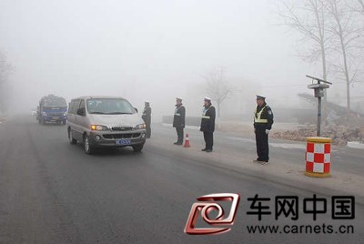 恶劣天气行路难 交警查车保安全