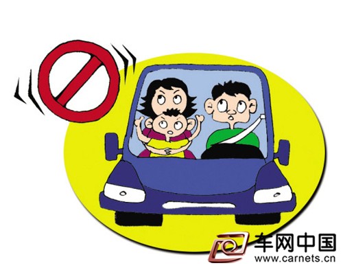 儿童安全乘车成焦点 上车抱着孩子并不安全！