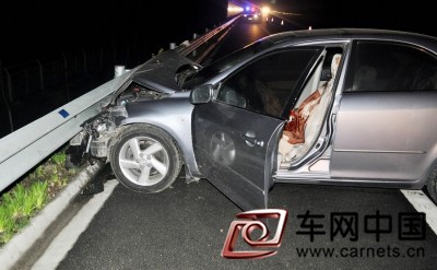 汽车撞护栏：系不系安全带两种结果