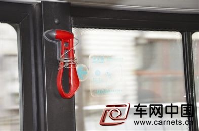 公交车安全锤被“扎死” 因其常被乘客顺手拿走