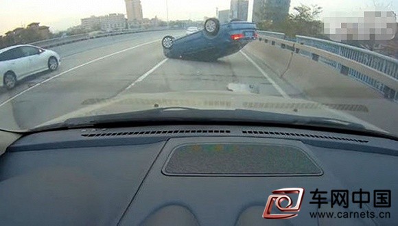 “撞翻变道车”终成“行车安全课”