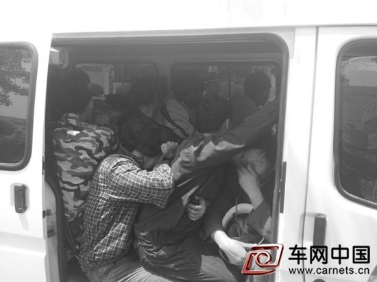核载7人的小车 竟然塞了26人