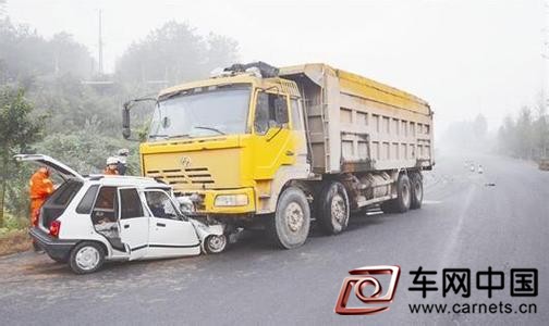 路遇大货车 怎么样行车才安全？