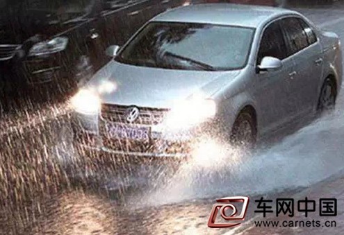 两驱车车主必看 雨天行车安全注意事项！