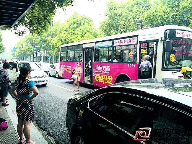 私家车停占公交站点 市民上下车存安全隐患