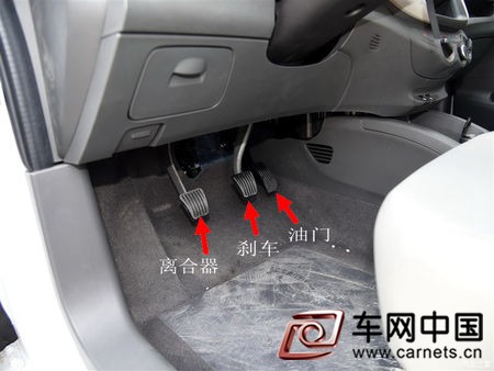 刹车和油门为啥都右脚控制