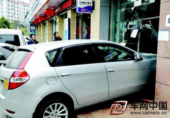 油门当成刹车踩