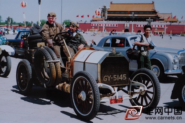 1998年大连-北京老爷车比赛，1905年生产的梅赛德斯奔驰完成全部赛事驶入天安门广场