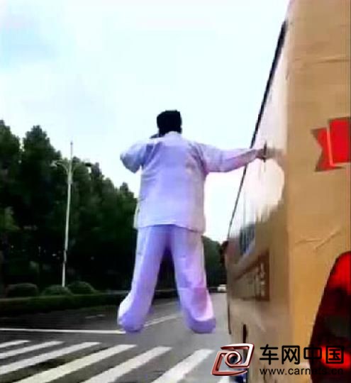 男子“悬浮”行驶大巴车外 妨碍安全行车遭处罚