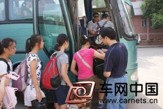 乘坐大巴车时必须注意的安全事项