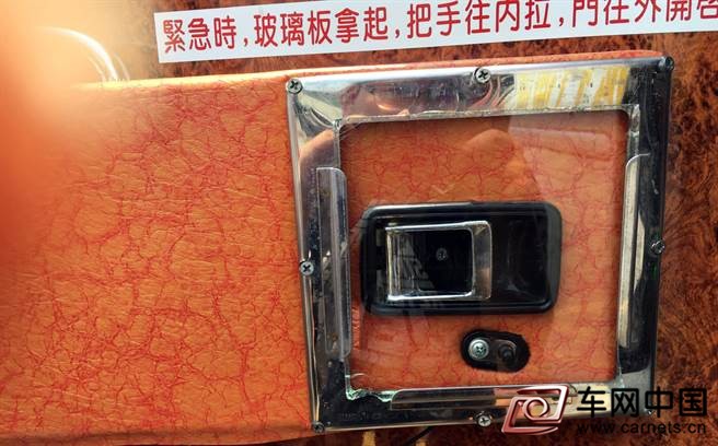 台游览车事故：安全门设有暗锁 当时未有开启动作