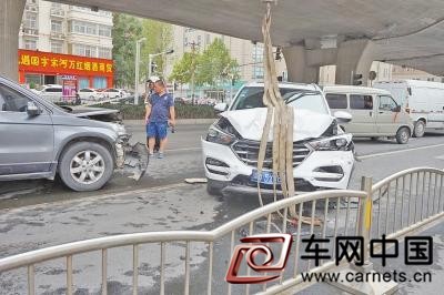 郑州一司机疑发癫痫病 车辆失控致8车连撞