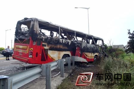 旅游大巴事故频发敲响警钟 安全意识需常记于心