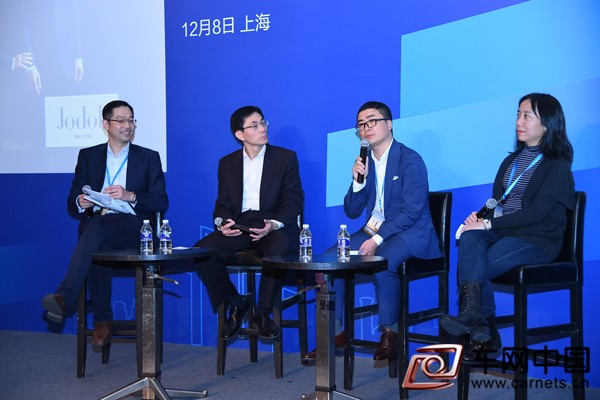 IBM大中华区全球信息科技服务部行业企业部总经理袁以拓(左一)、中宏人寿保险有限公司副总裁马国根 (左二)、浙江乔顿服饰股份有限公司副总裁王献 (右二)、IBM大中华区首席信息官张勤 (右一)参加高峰对谈,分享数字化转型中的超越与创新