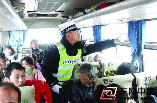 年末南充蓬安交警严把客运车辆安全关