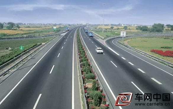高速路超四分之一事故因未保持安全车距