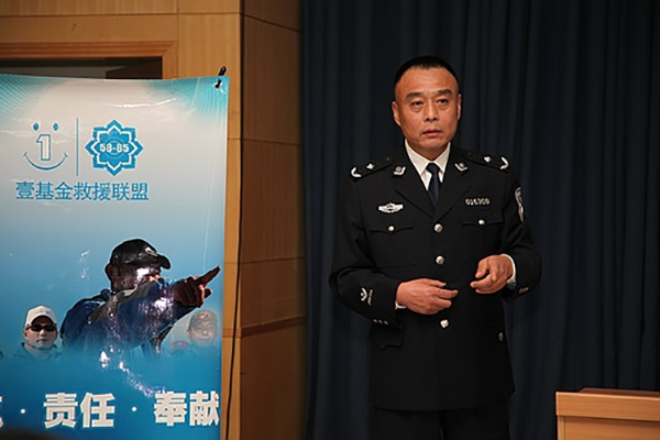 柳实安全说：陕西两车互开远光灯 会车瞬间共同撞上路人