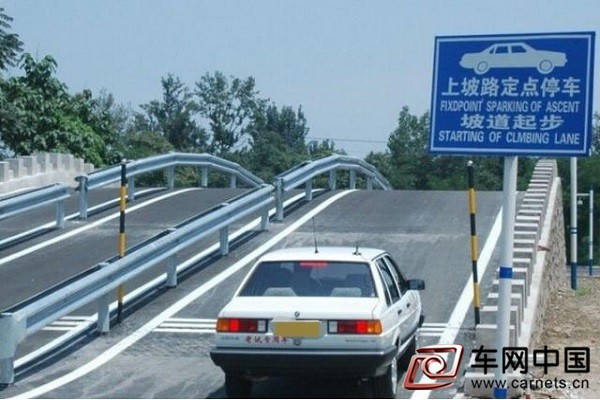 为什么半坡起步一放脚刹就熄火？