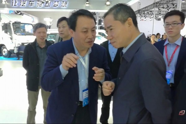 工信部副部长辛国斌巡视节能与新能源汽车成果展