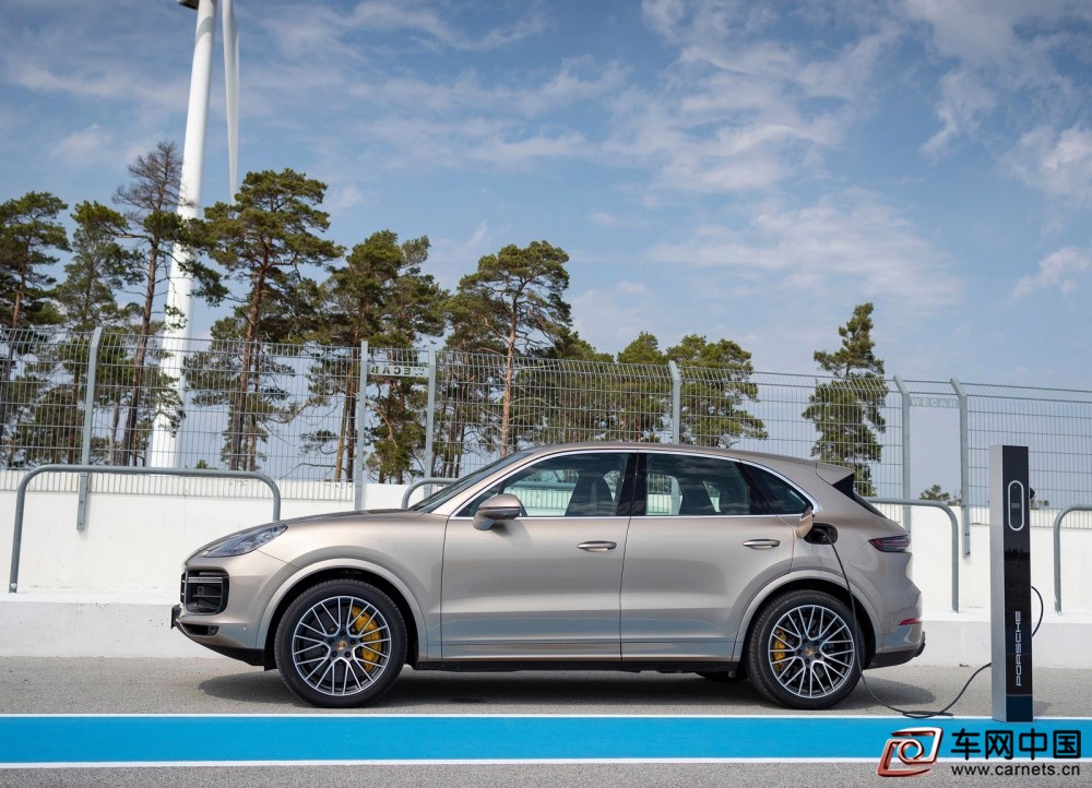 Porsche-Cayenne_Turbo_S_E-Hybrid-2020-1600-08