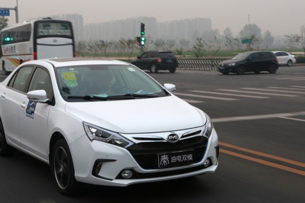 新能源试车+路旗