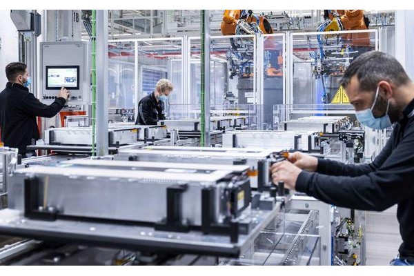 梅赛德斯奔驰正式投产用于即将上市的EQS电池系