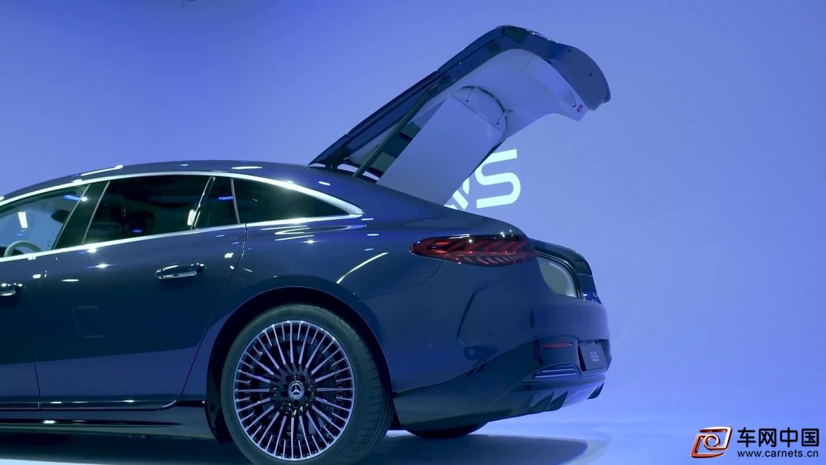 2022 Mercedes EQS - interior Exterior and Driving (Best Luxury Electric Car)[00-06-56][20210803-105418686]