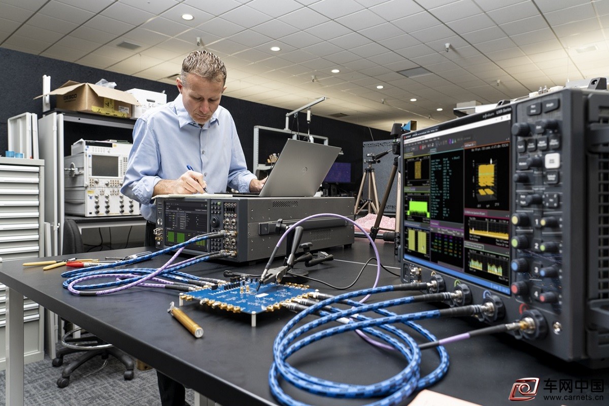 图 3. 采用 Keysight M9484C VXG 四通道矢量信号发生器和四端口示波器的多通道测试解决方案