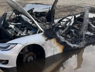 特斯拉Model S在拆车厂内起火 三周前曾发生事故