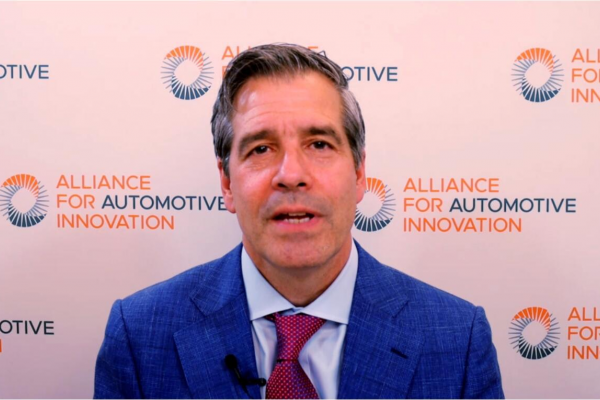 约翰·博泽拉：全球汽车制造商面临的机遇和挑战